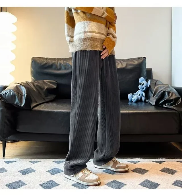 Men's Fleece-Lined Wide-Leg Sweatpants Detail