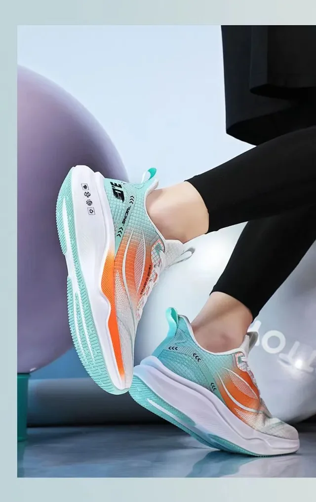 Men's Spring 2025 Knit Soft Lightweight Runner Style Detail