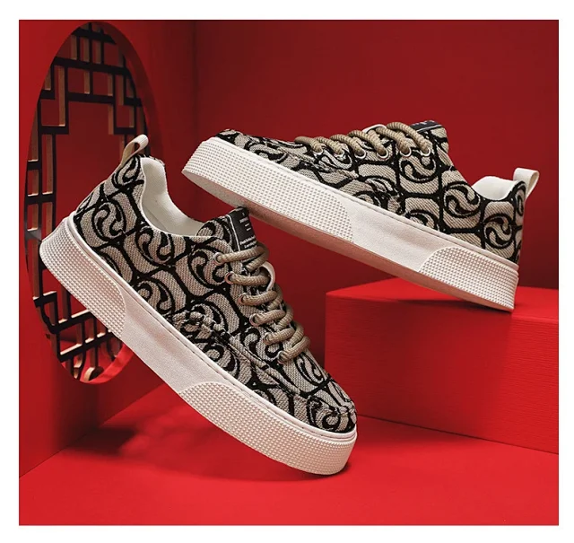 Men's Plus Size Embroidered Canvas Low-Tops Detail