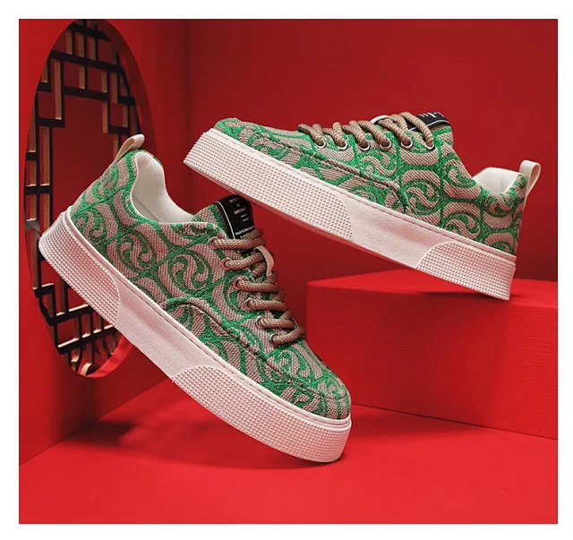 Men's Plus Size Embroidered Canvas Low-Tops Detail