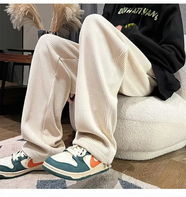 Men's Fleece-Lined Wide-Leg Sweatpants Detail