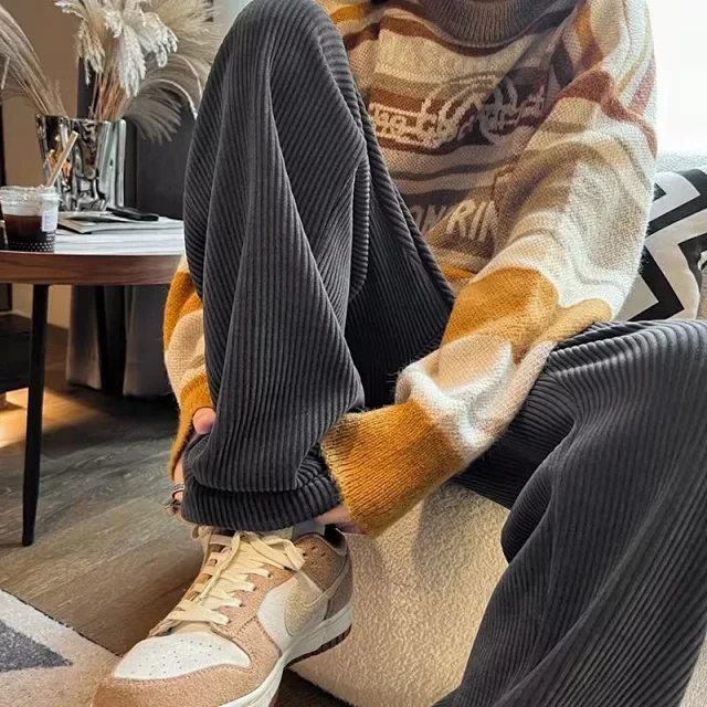 Men's Fleece-Lined Wide-Leg Sweatpants Detail