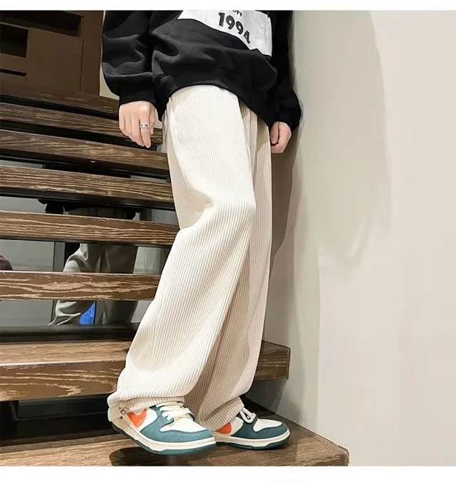 Men's Fleece-Lined Wide-Leg Sweatpants Detail