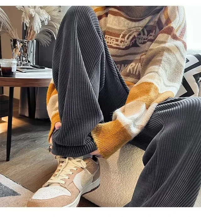 Men's Fleece-Lined Wide-Leg Sweatpants Detail