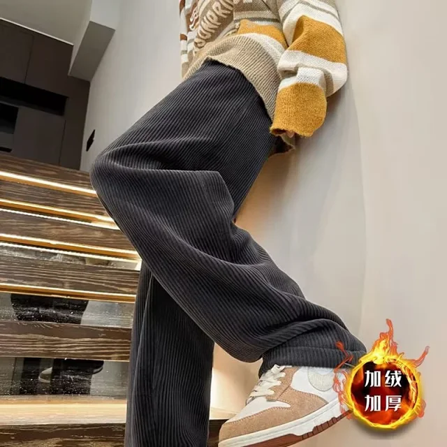 Men's Fleece-Lined Wide-Leg Sweatpants Detail