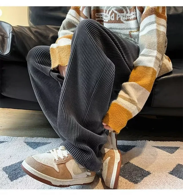 Men's Fleece-Lined Wide-Leg Sweatpants Detail