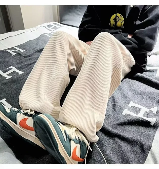 Men's Fleece-Lined Wide-Leg Sweatpants Detail