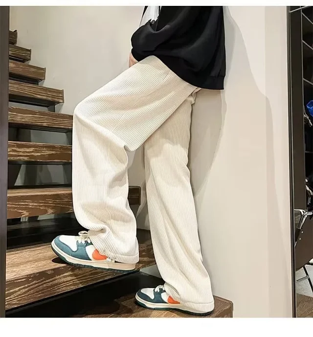 Men's Fleece-Lined Wide-Leg Sweatpants Detail