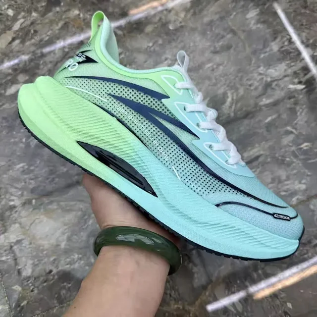 Summer Men's Gradient Mesh Running Shoes Detail