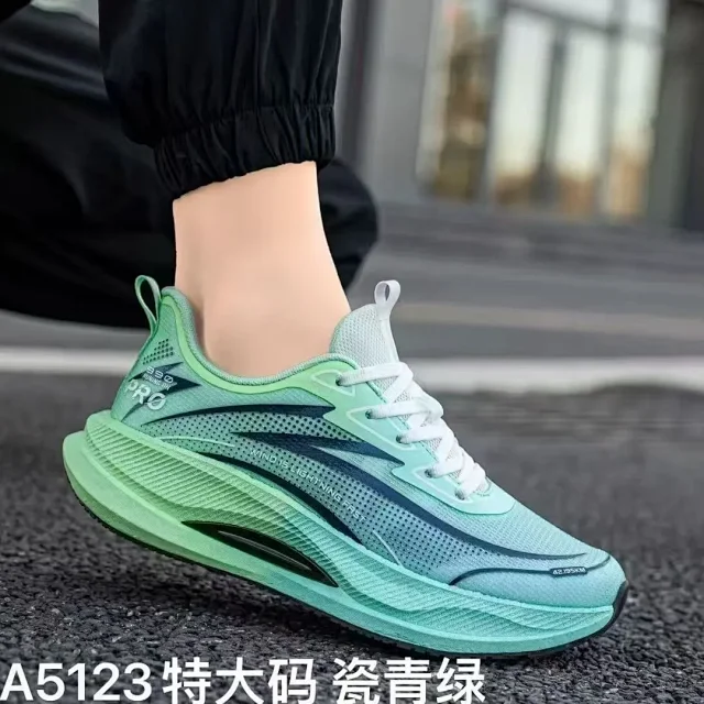 Summer Men's Gradient Mesh Running Shoes Detail