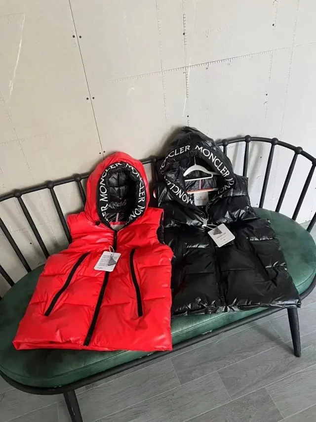Moncler Down Jackets Hooded puffer jacket product detail image 4