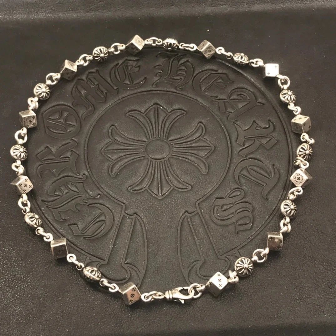 Fashionable and versatile necklace