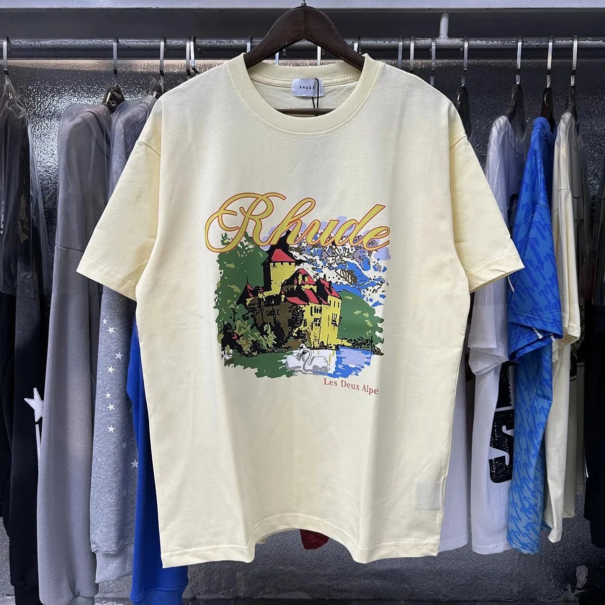 Rhude T-Shirts Hotel Mont Blanc Graphic — 50128 Apricot