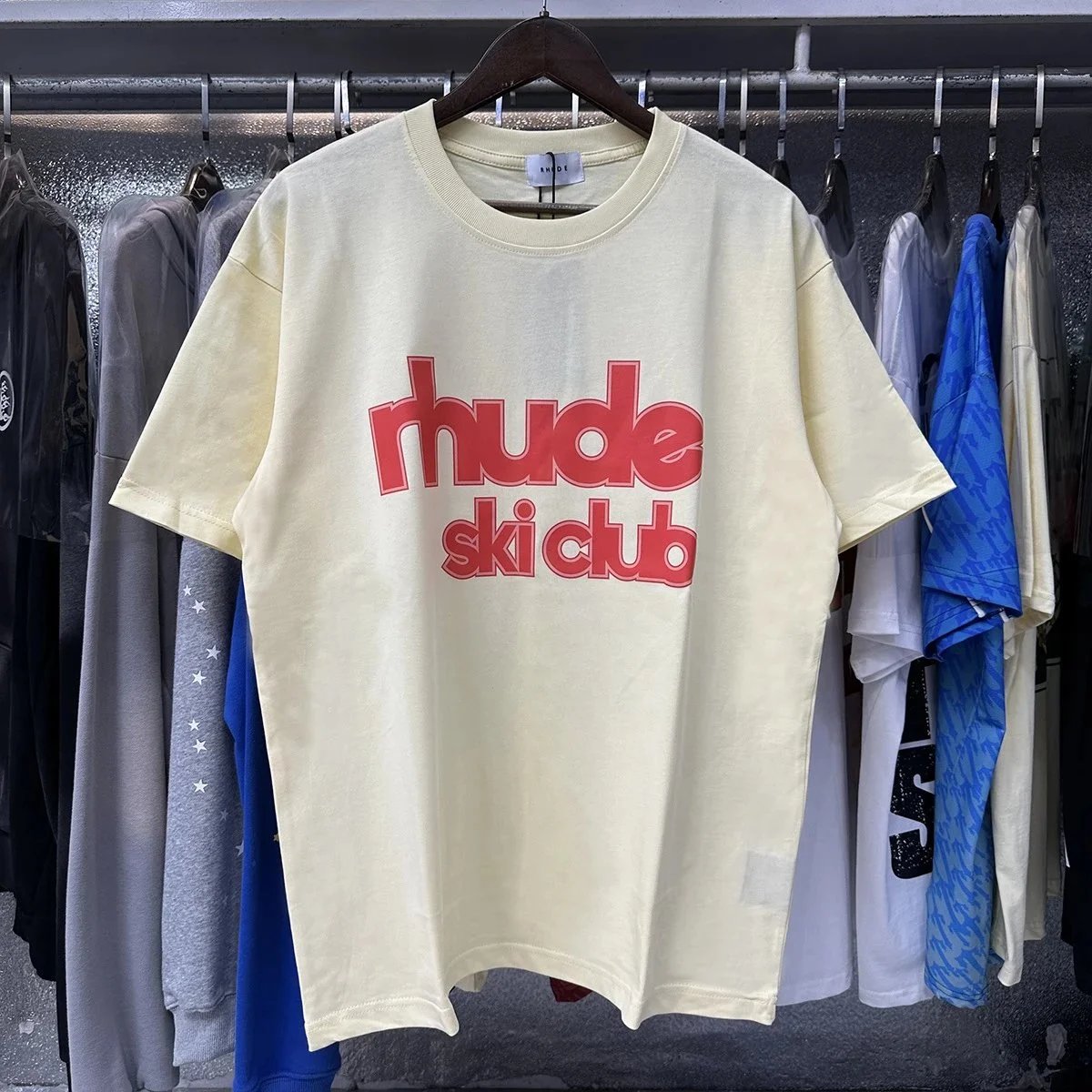 Rhude T-Shirts Hotel Mont Blanc Graphic — 50119 Apricot