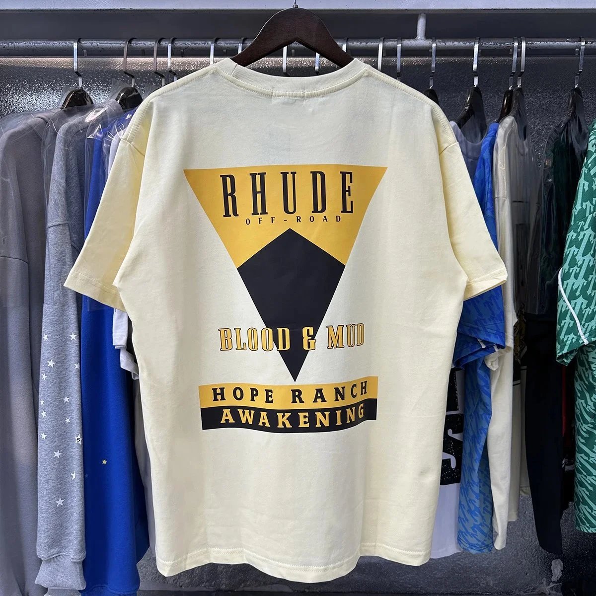 Rhude T-Shirts Hotel Mont Blanc Graphic — 50122 Apricot