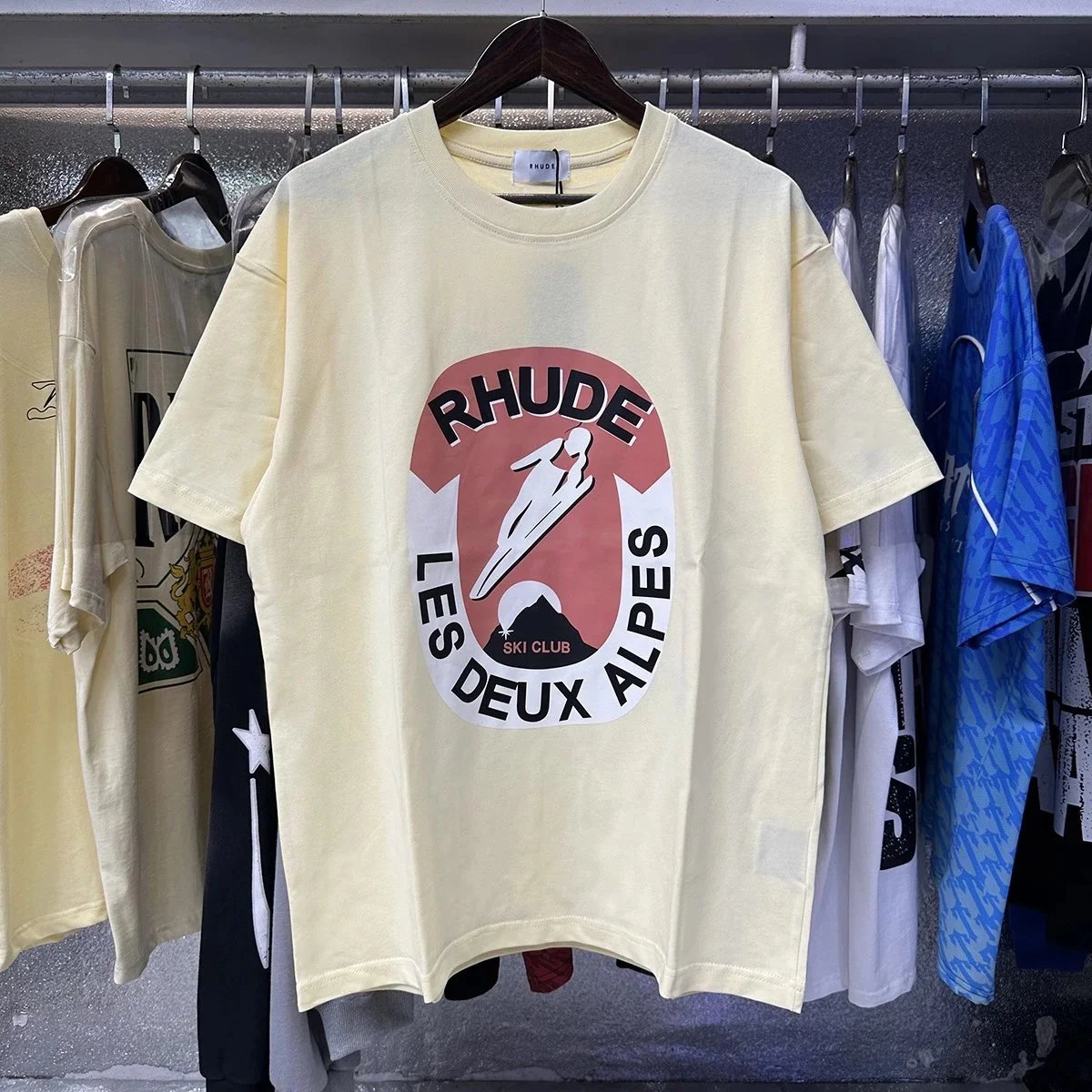 Rhude T-Shirts Hotel Mont Blanc Graphic — 50130 Apricot
