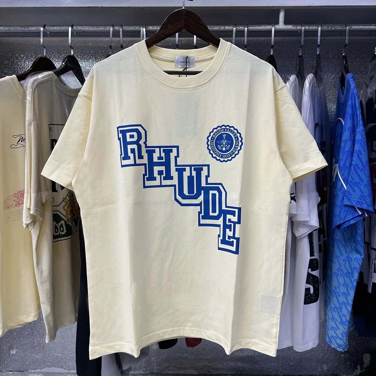 Rhude T-Shirts Hotel Mont Blanc Graphic — 50127 Apricot