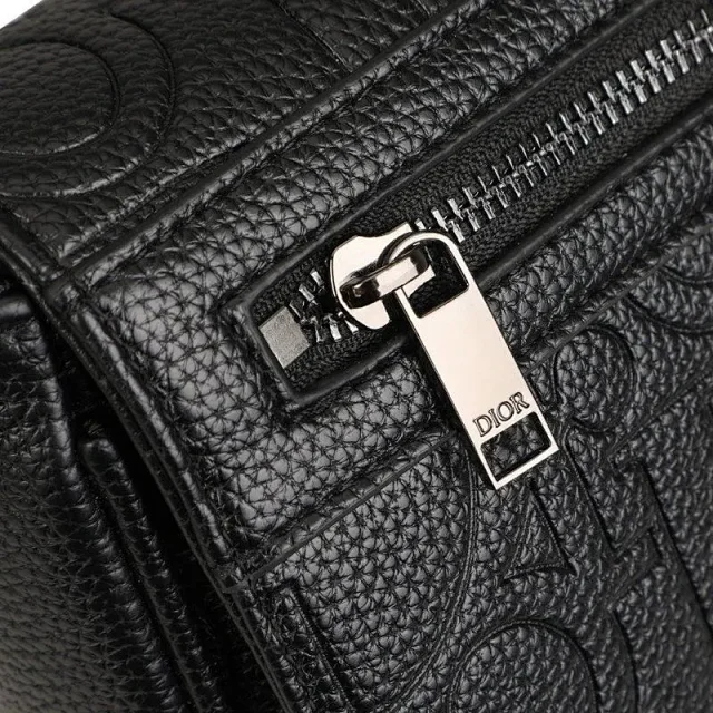 Dior Crossbody Bags Zip-Front Bag product detail image 5