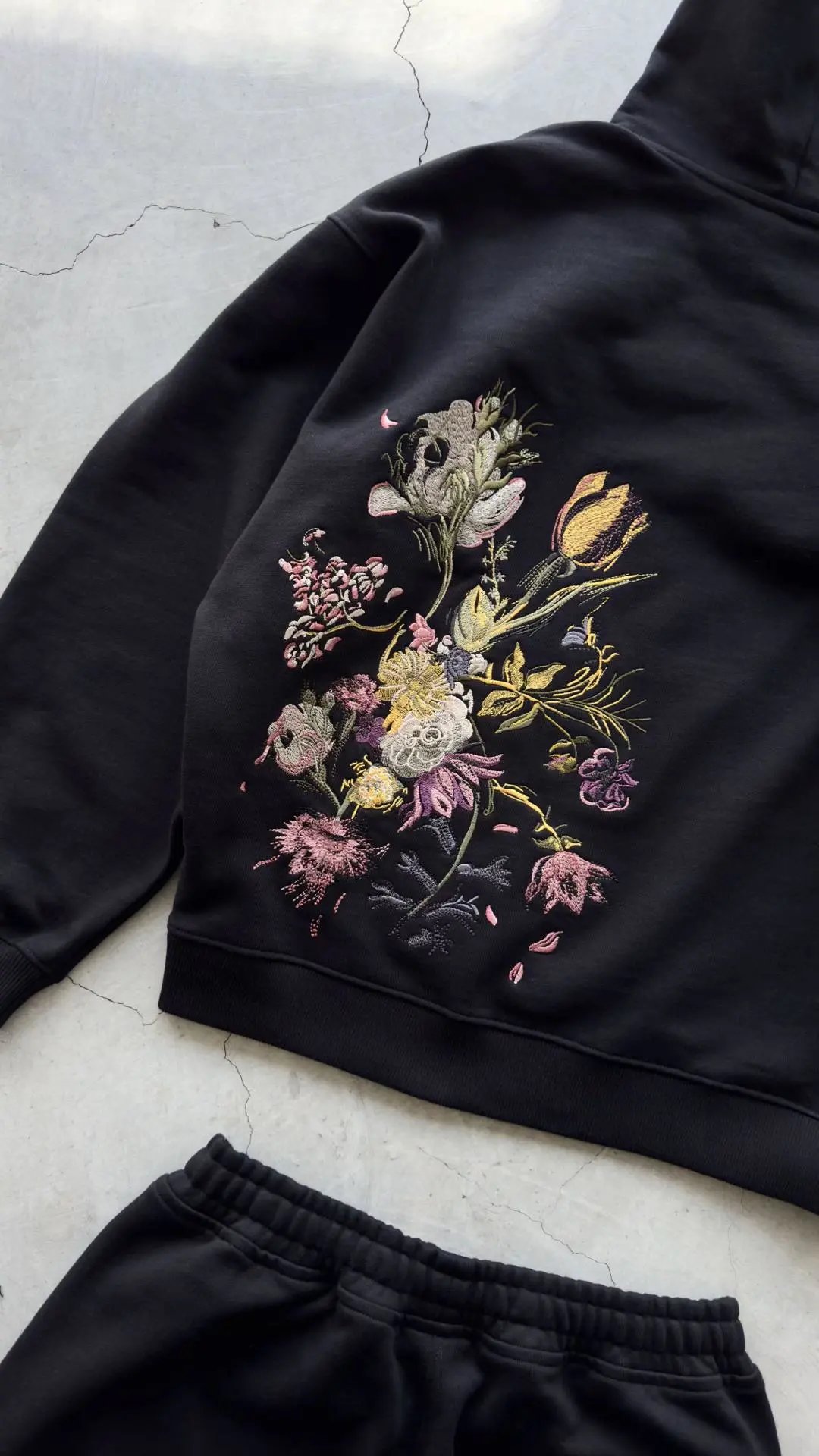 Schutze Jeans Cherry Blossom Embroidered Wide-Leg — Black sweater (spot)