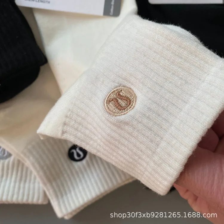 Lulu lulu embroidered logo four seasons mid-high-high solid color mens and womens socks three pairs of sports and leisure socks *no quality issues, no reason to return(pic6) Lulu lulu embroidered logo four seasons mid-high-high solid color men's and women's socks three pairs of sports and leisure socks *no quality issues, no reason to return