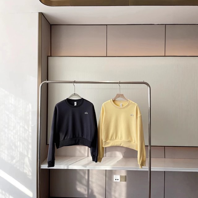 ALO Cropped Accolade Crewneck: seller detail photo 4
