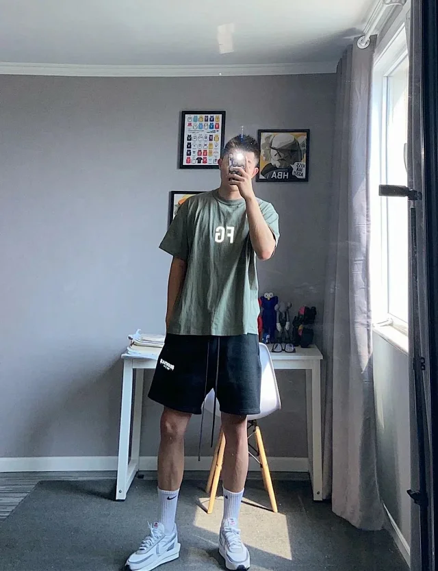 Fear of God Shorts ESSENTIALS logo drawstring product detail image 12