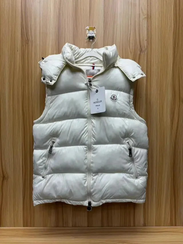 Moncler Down Jackets Quilted puffer product detail image 11