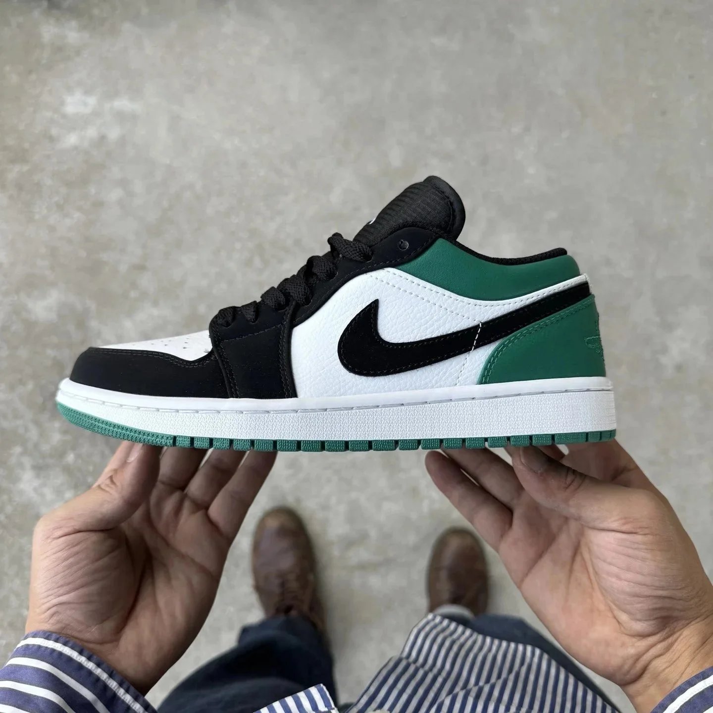 AJ1 Low Black Green Toe 553558-113