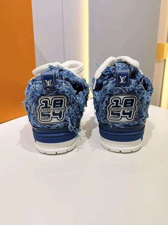 Louis Vuitton Sneakers Logo product detail image 5