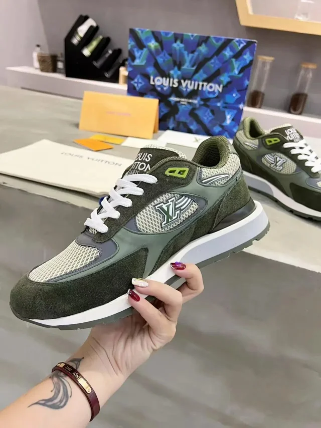 Louis Vuitton Sneakers Logo product detail image 3