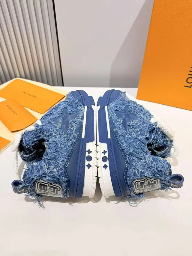 Louis Vuitton Sneakers Logo product detail image 6