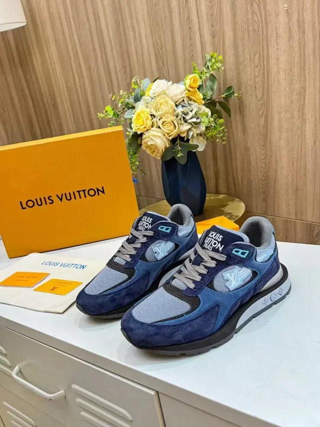 Louis Vuitton Sneakers Logo product detail image 10