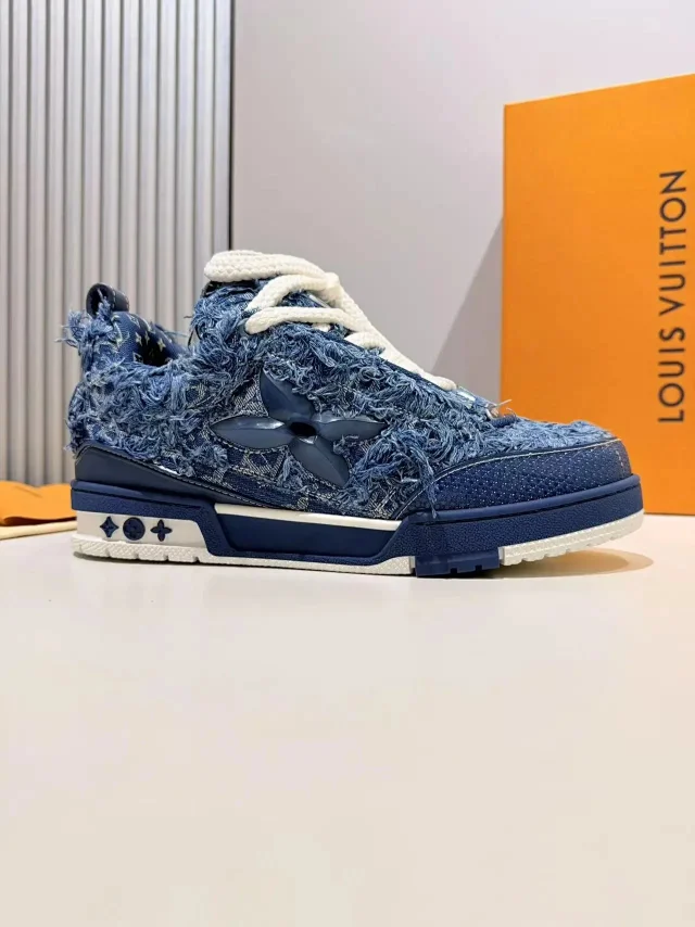 Louis Vuitton Sneakers Logo product detail image 1