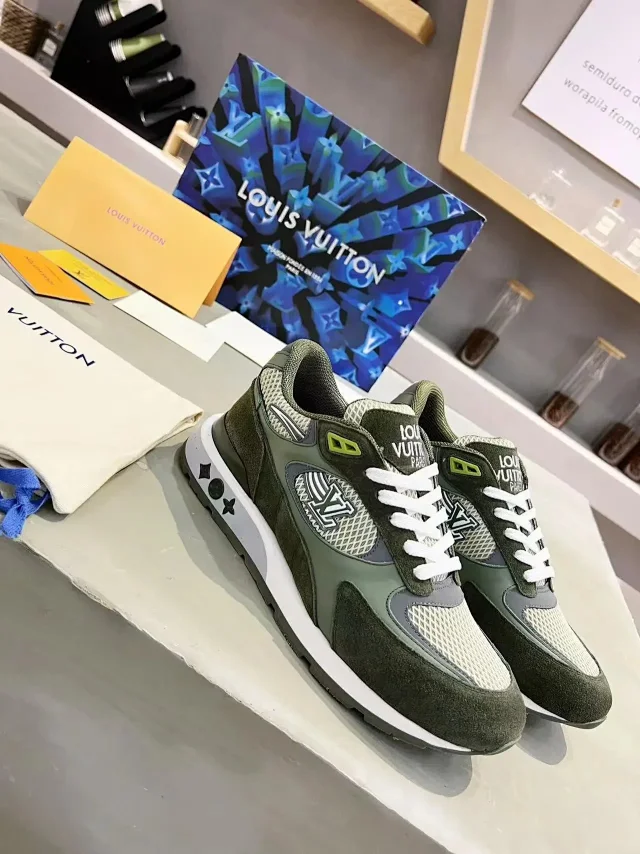 Louis Vuitton Sneakers Logo product detail image 2