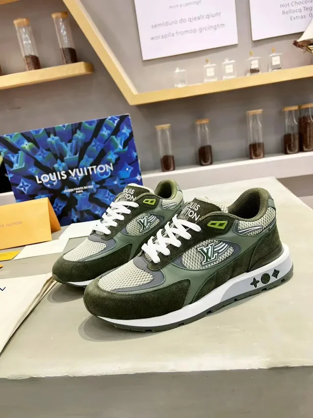 Louis Vuitton Sneakers Logo product detail image 4