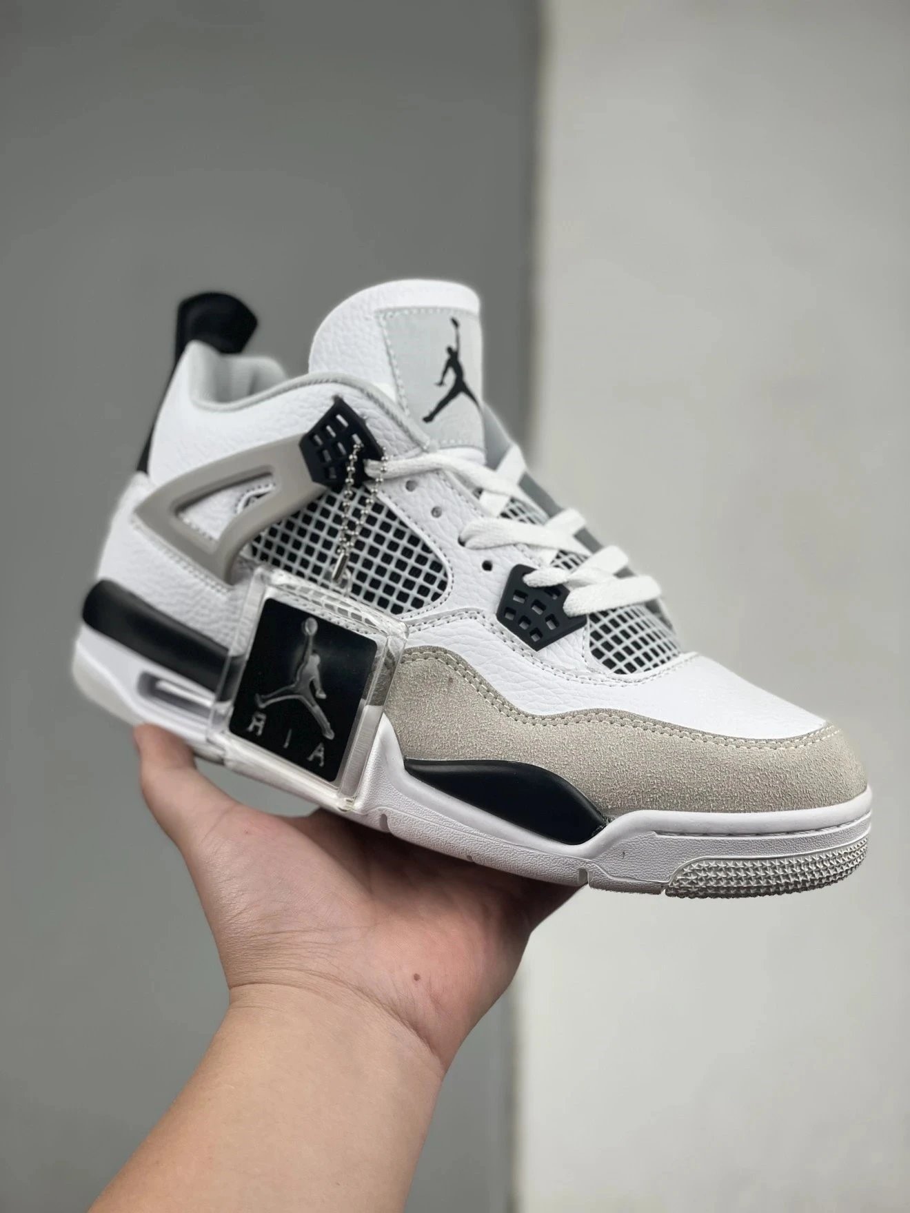 Air Jordan 4 "Military Black" 灰黑 AJ4 乔丹4代 aj4 白黑水泥 乔丹篮球鞋系列 采用优质光滑皮革制成鞋面，并于塑料支架与中底处注入「White Cem
