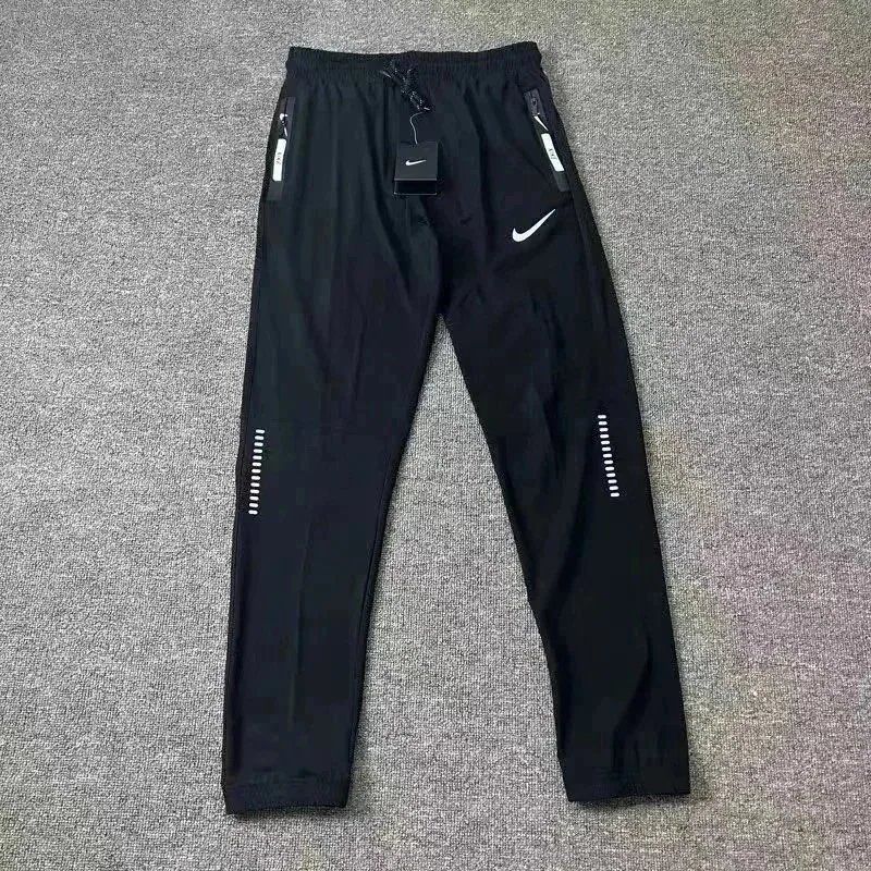 Nike Trousers Tapered running with zip pockets and reflective details image 2