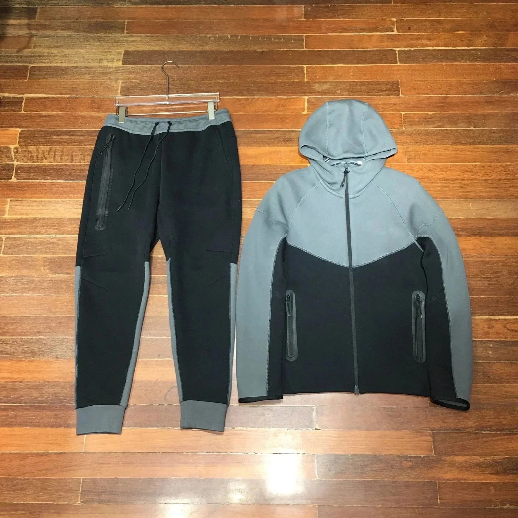 Green and black double-sided zipper set