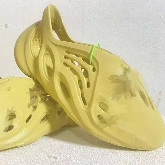 99785100Cent YEEZ FOAM RUNNERS1