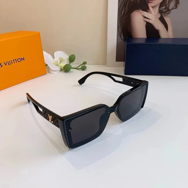 Louis Vuitton Eyewear Sunglasses product detail image 4