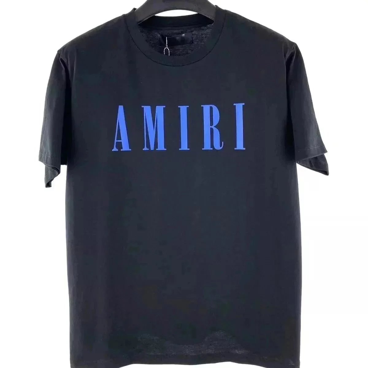 Trendy and versatile loose-fitting T-shirts for men and women