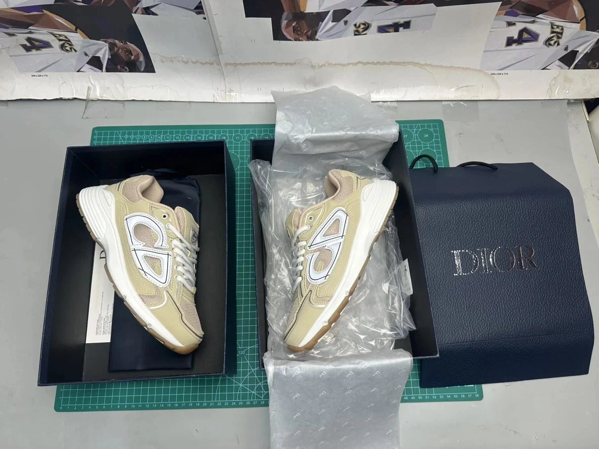 Dior B30 CD mesh breathable running shoes come in standard sizes!