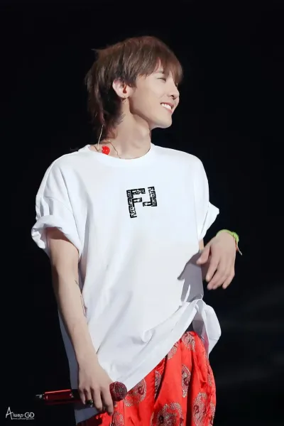 Fendi FF Logo Oversized White T-Shirt with Red Embroidered Pants - 1