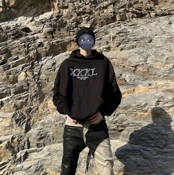 Design Distorted Script White Hoodie - 18