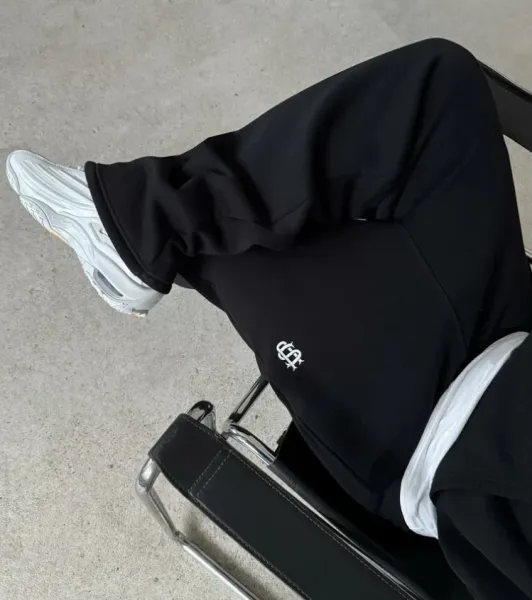 Design Embroidered Logo Sweatpants Black - 1