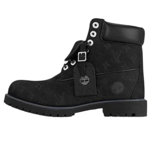Tianbo collaborates with Louis Black