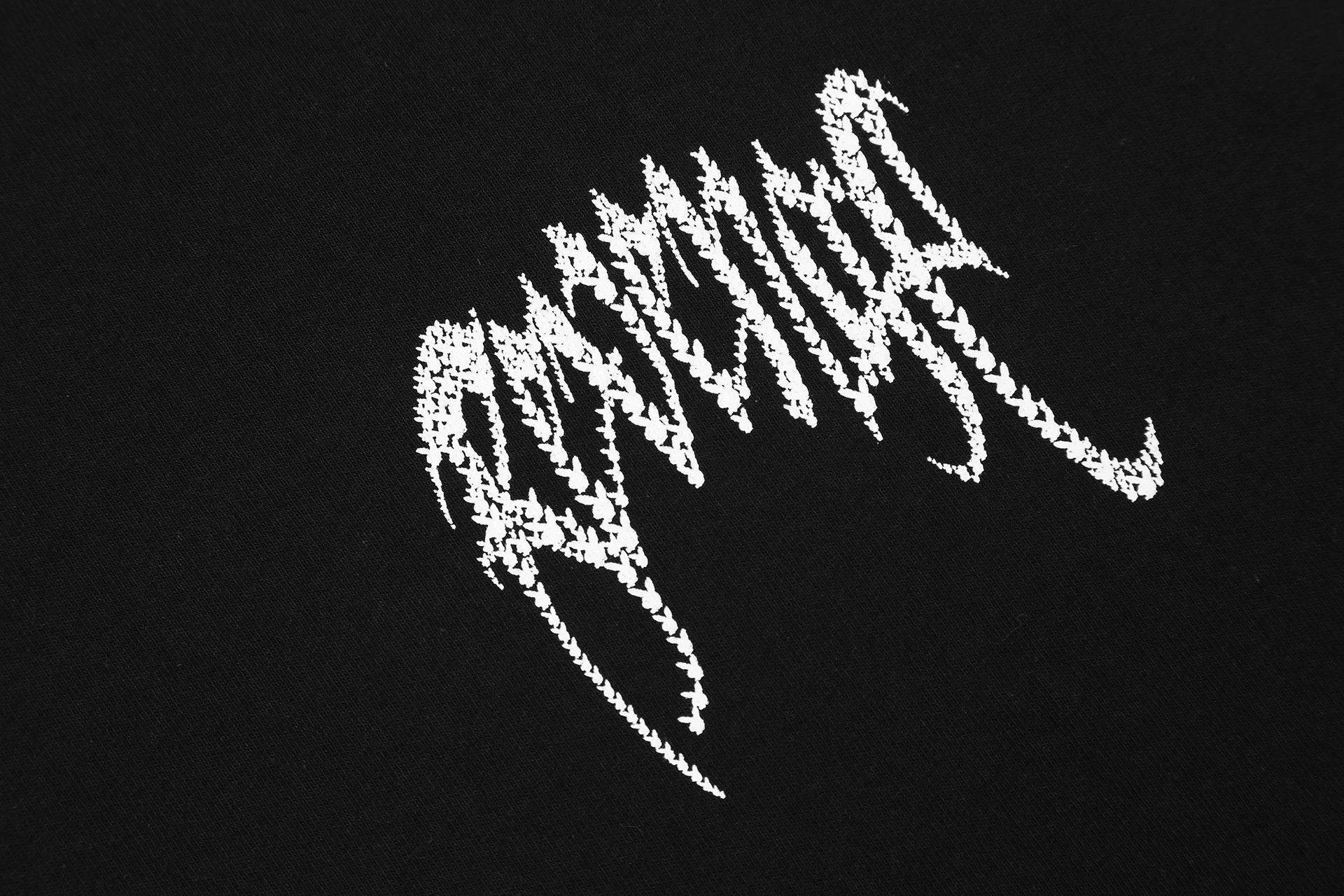 Graphic Tee Urban Noir - Gallery Image 8 - Detailed View