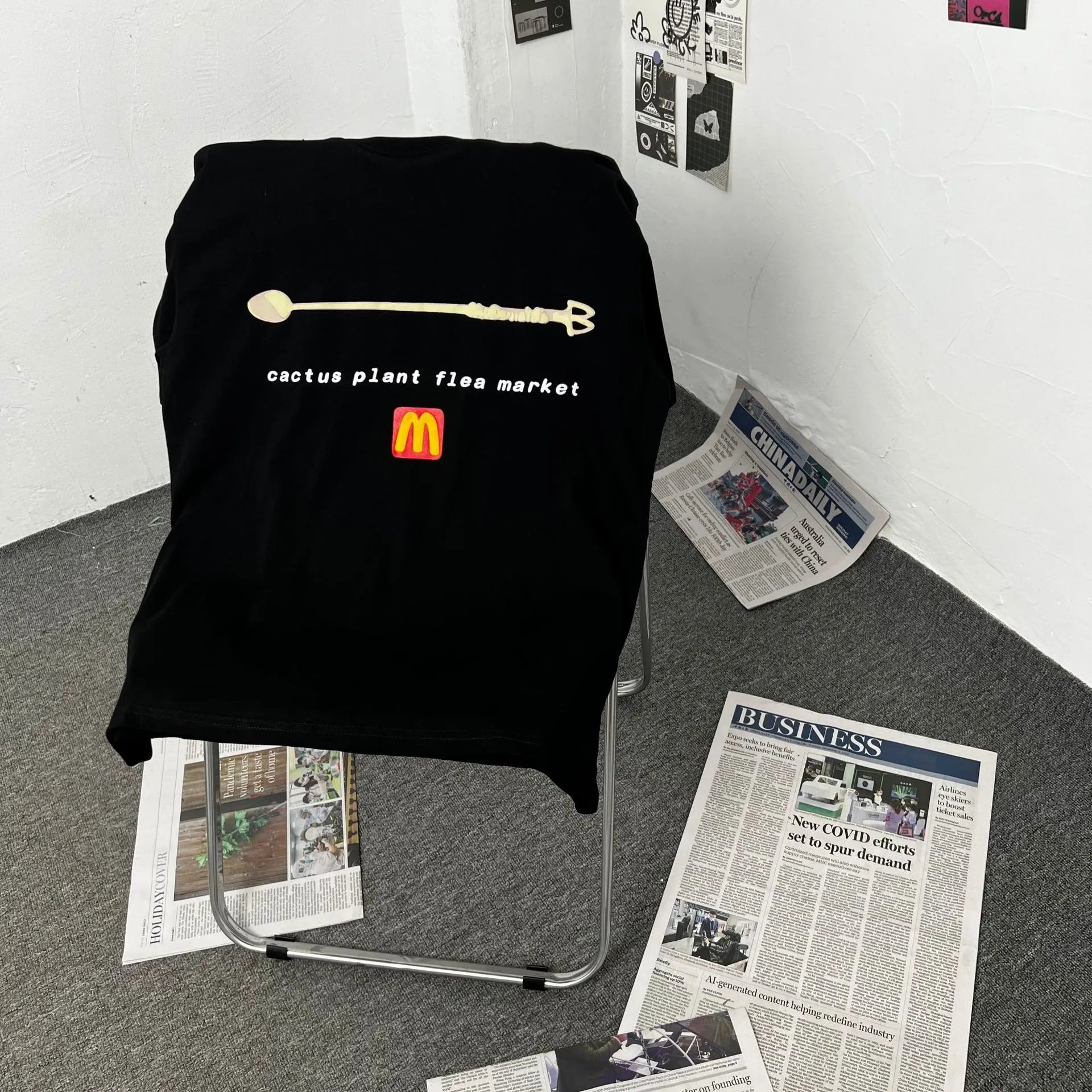 High Street Graphic T-Shirt Noir - Gallery Image 2 - Detailed View