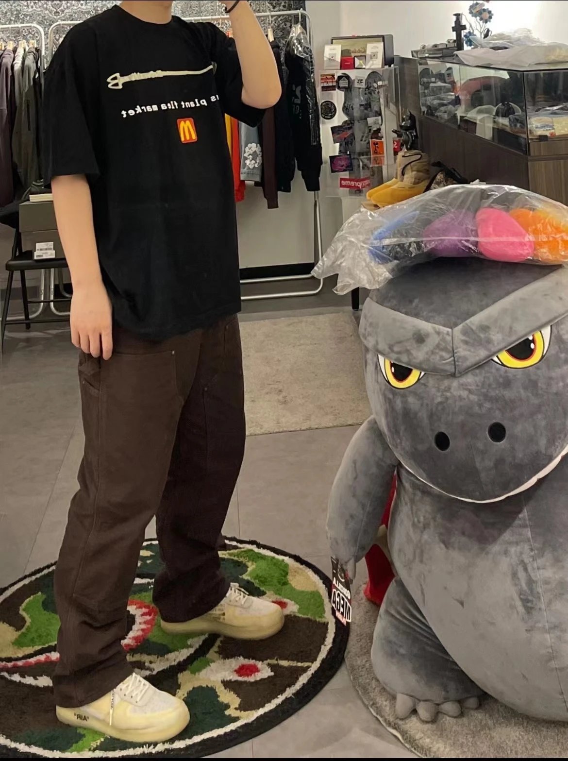 High Street Graphic T-Shirt Noir - Gallery Image 7 - Detailed View