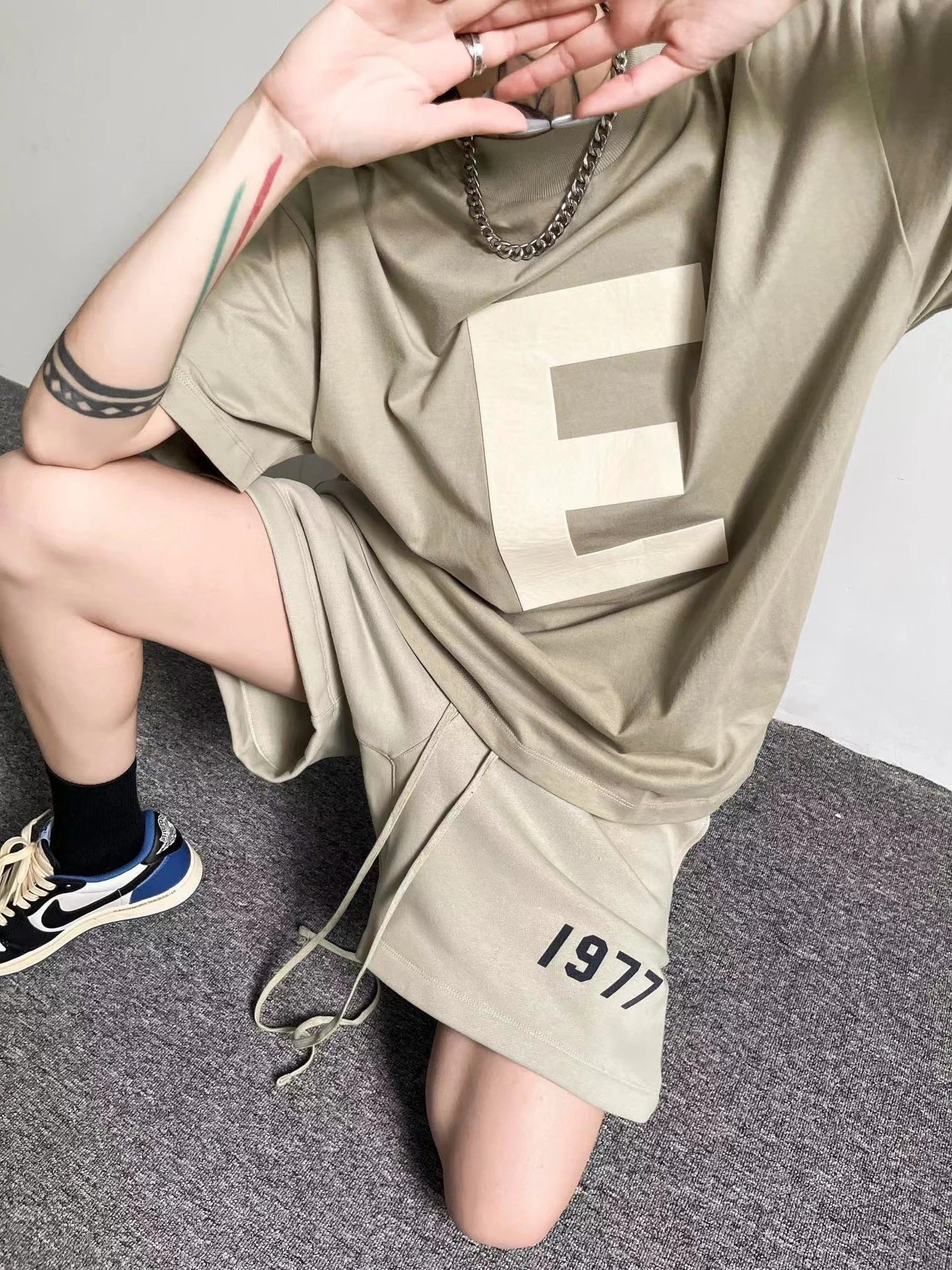 High-Street Flocked Tee in Jet Black - Gallery Image 14 - Detailed View